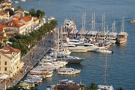  Hvar riva - catamarans, yachts, boat excursions, taxi boats 