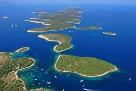  Paklinski islands in front of Hvar 