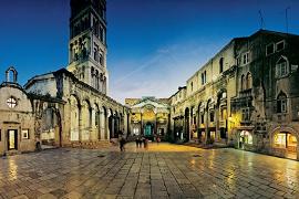  Center of Diocletian's Palace: St Domnius Cathedral - Peristil 