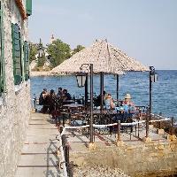 Dining, restaurants in Bol travel guide